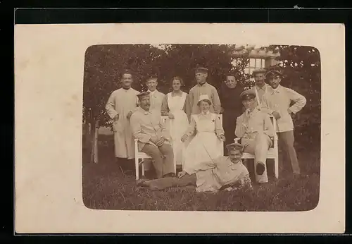 Foto-AK Arzt, Schwestern und Patienten im Lazarettgarten, Rotes Kreuz