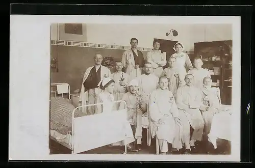 Foto-AK Krankenschwestern mit Patienten im Lazarett, Rotes Kreuz