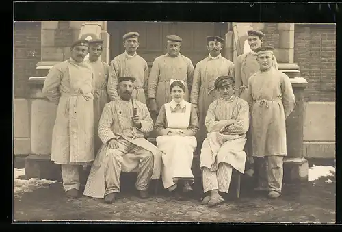 Foto-AK Krankenschwester mit Soldatengruppe, Rotes Kreuz