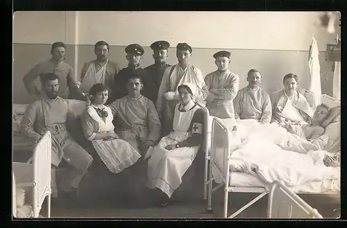 Foto-AK Rotkreuz-Schwester mit Patienten im Lazarett