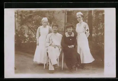 AK Verwundeter mit Rotkreuz-Schwester und Besucherin