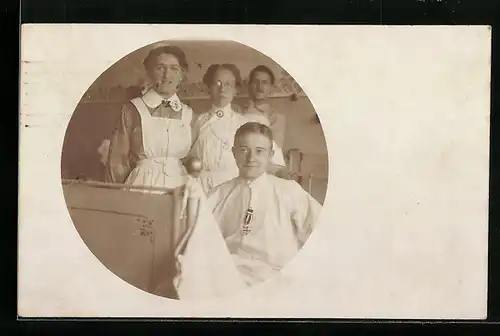 Foto-AK Verwundeter mit Eisernem Kreuz und Krankenschwestern, Rotes Kreuz