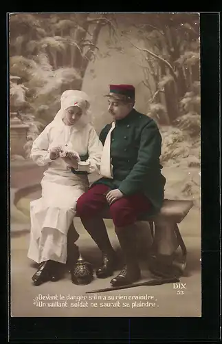 AK Französischer Soldat lässt sich von einer Schwester des Roten Kreuzes die verletzte Hand verbinden