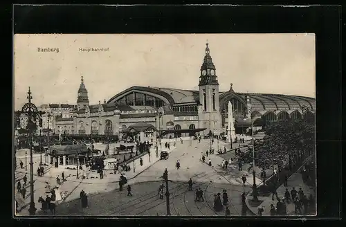 AK Hamburg-St.Georg, Passanten vor dem Hauptbahnhof