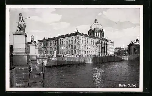 AK Berlin, Seitenansicht vom Schloss am Fluss