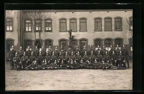 Foto-AK Polizisten in Uniform mit Waffen