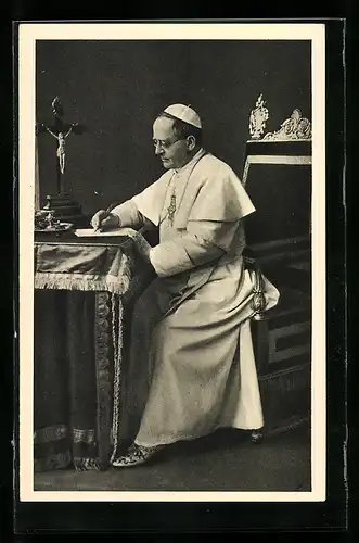 AK Papst Pius XI. verfasst einen Brief an seinem Schreibtisch