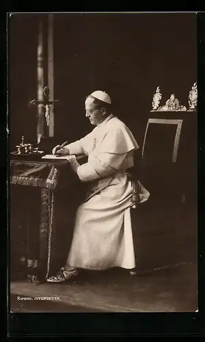 AK Papst Pius XI. an seinem Schreibtisch
