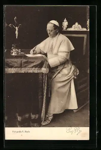 AK Portrait von Papst Pius XI. am Schreibtisch
