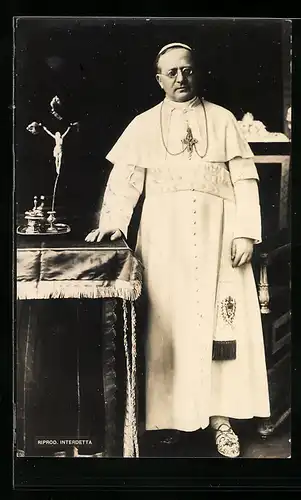 AK Papst Pius XI. lehnt am Tisch