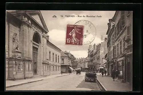 AK Tarbes, Rue du Maréchal Foch, Strassenpartie