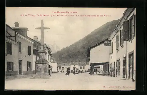 AK Argeles-Gazost, Village de St-Savin, La Place, Au Fond Le Pic Viscos