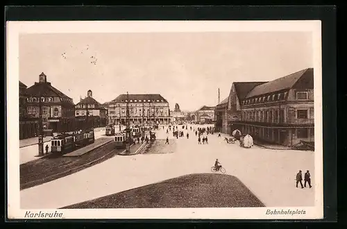 AK Karlsruhe, Strassenbahn auf dem Bahnhofsplatz