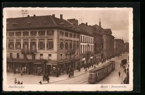 AK Karlsruhe, Markt mit Strassenbahn in der Kaiserstrasse