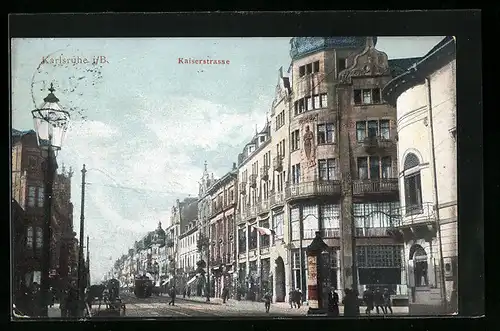 AK Karlsruhe i. B., Litfasssäule und Strassenbahn in der Kaiserstrasse