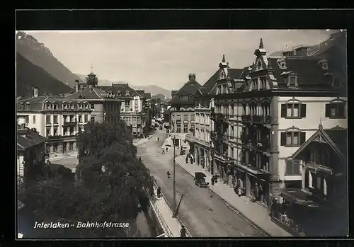 AK Interlaken, Bahnhofstrasse mit Umgebung
