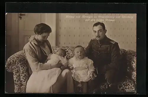 AK Herzog u. Herzogin von Braunschweig u. Lüneburg in Husarenuniform mit den beiden Prinzen