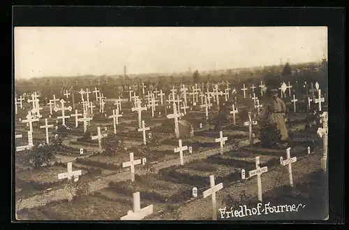 Foto-AK Fourner, Friedhof mit Kriegsgräbern