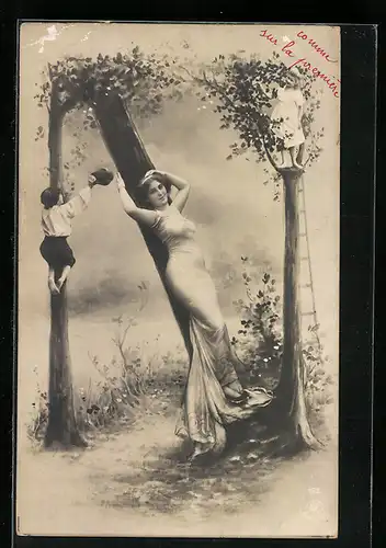 AK Frau lehnt am Buchstaben N, Kinder klettern an den Baumstämmen hinauf