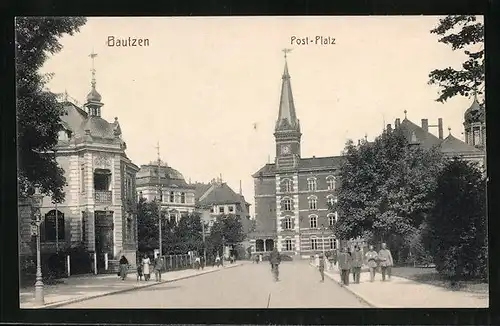 AK Bautzen, Post-Platz mit Passanten