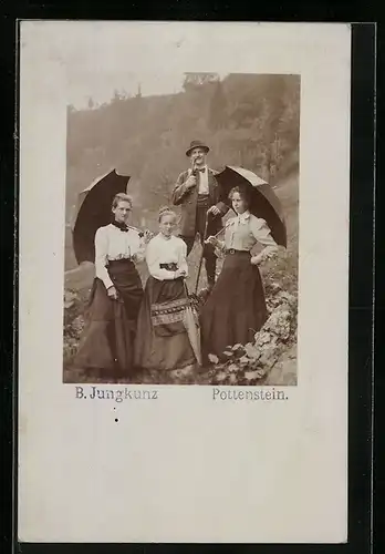 Foto-AK Pottenstein, Spaziergänger am Waldrand