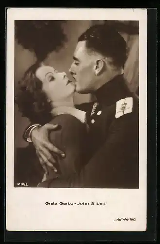 AK Schauspieler Greta Garbo und John Gilbert in inniger Umarmung