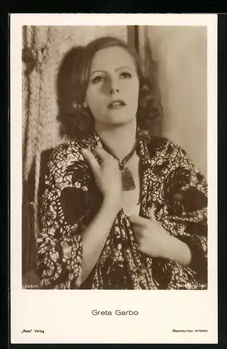 AK Schauspielerin Greta Garbo mit ängstlichem Blick
