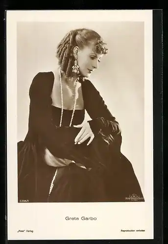AK Schauspielerin Greta Garbo in der Garderobe einer Filmrolle