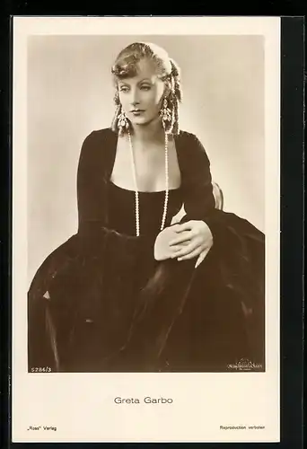 AK Schauspielerin Greta Garbo mit langer Perlenkette
