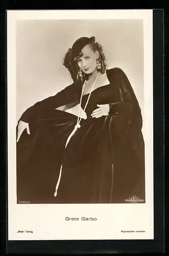 AK Schauspielerin Greta Garbo mit Hut und langer Perlenkette