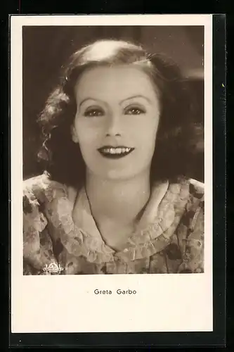 AK Schauspielerin Greta Garbo in Rüschenkleid