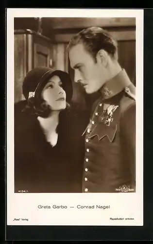 AK Schauspielerin Greta Garbo und Schauspieler Conrad Nagel in einer gemeinsamen Filmszene