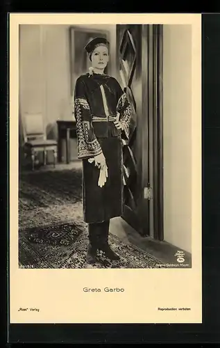 AK Schauspielerin Greta Garbo im eleganten Kostüm