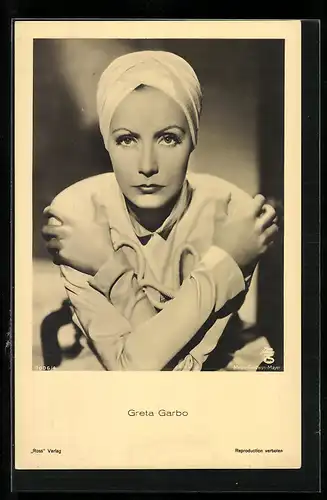 AK Schauspielerin Greta Garbo mit verschränkten Armen