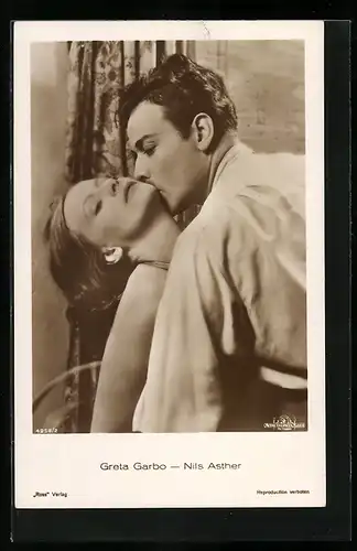 AK Schauspielerin Greta Garbo & Schauspieler Nils Asther in einer sinnlichen Filmszene