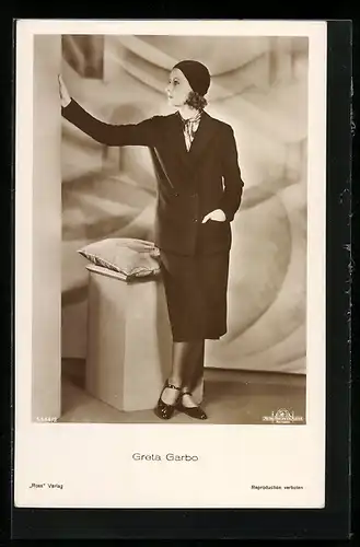 AK Schauspielerin Greta Garbo im schwarzen Mantel