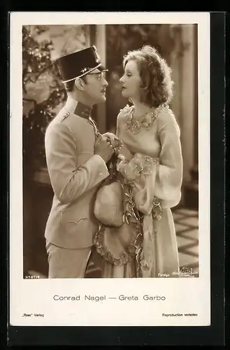 AK Schauspieler Greta Garbo und Conrad Nagel in Kleid und Uniform