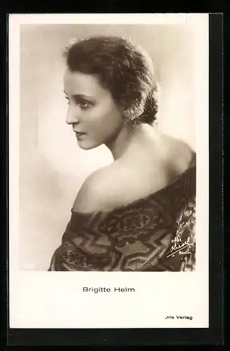 AK Schauspielerin Brigitte Helm, die Schauspielerin im grünen Oberteil, der Blick verträumt zur Seite gewandt