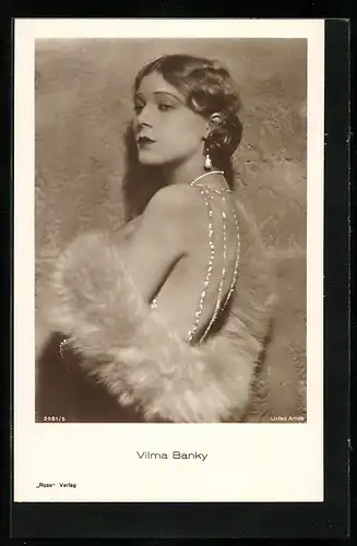 AK Schauspielerin Vilma Banky mit Pelz und Perlenkette