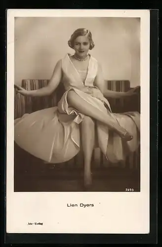 AK Schauspielerin Lien Dyers in weissem Kleid und Perlenkette