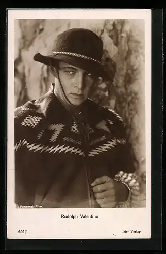 AK Schauspieler Rudolph Valentino mit Hut und bösem Blick zur Seite