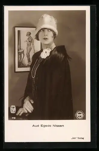 AK Schauspielerin Aud Egede Nissen mit hohem Hut und Perlenkette