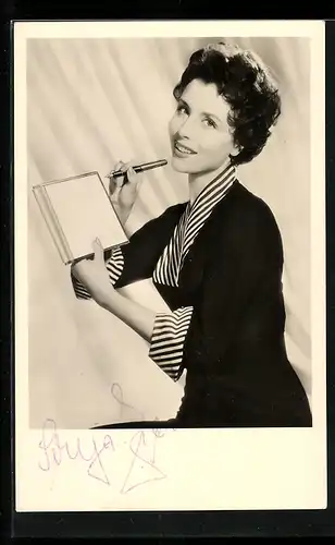 AK Schauspielerin Sonja Ziemann im Kostüm einer Filmrolle mit Autogramm
