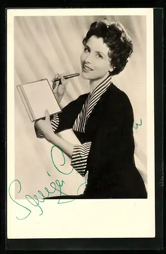 AK Schauspielerin Sonja Ziemann im Kostüm einer Filmrolle mit Autogramm
