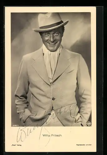 AK Schauspieler Willy Fritsch im Kostüm einer Rolle mit Autogramm