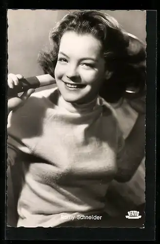 AK Schauspielerin Romy Schneider in die Kamera lächelnd