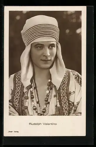 AK Schauspieler Rudolph Valentino im Kostüm einer Rolle