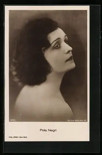 AK Schauspielerin Pola Negri mit nackter Schulter in einer Rolle