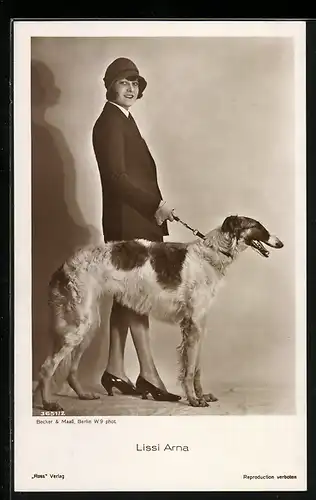 AK Schauspielerin Lissi Arna mit Hund in einer Szene