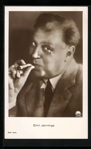 AK Schauspieler Emil Jannings im Anzug Zigarre rauchend